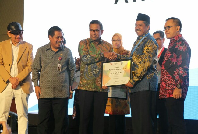 Bupati Siak Alfedri saat menerima penghargaan.