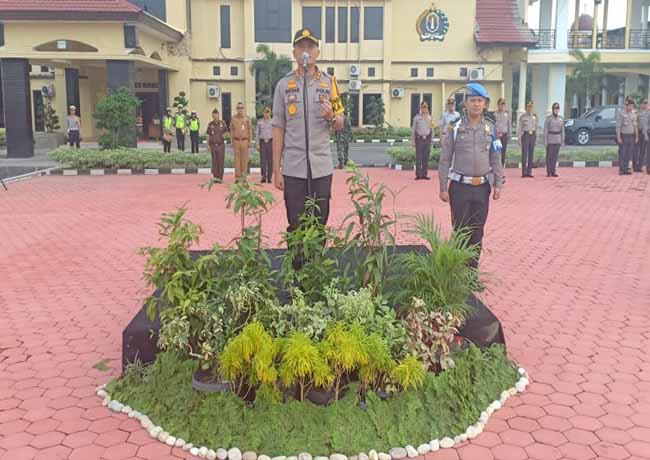 Kapolres Rohil, AKBP Sigit Adiwuryanto SIk MH memimpin apel gelar pasukan operasi Zebra Muara Takus 2108