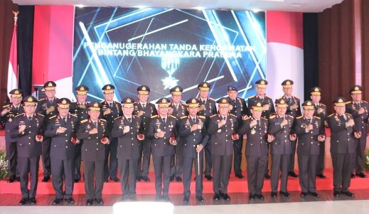 Kapolda Riau menerima penghargaan Bintang Bhayangkara Pratama dari Presiden Republik Indonesia di Gedung Anton Soedjarwo lantai 9 Bareskrim Polri Jakarta bersama 26 Pati Polri lainnya, Rabu (11/12/2019). 