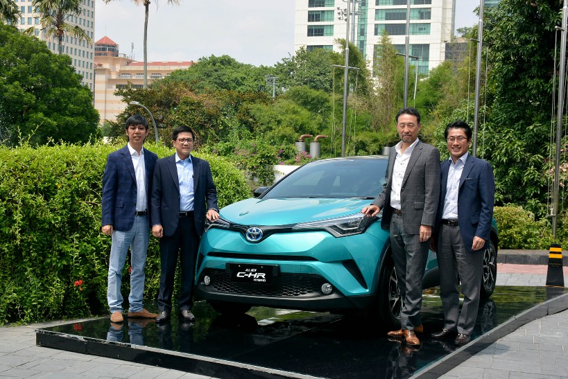 Presiden Direktur PT Toyota-Astra Motor (TAM) Yoshihiro Nakata (kedua kanan) dan Wakil Presiden Direktur TAM  Henry Tanoto (kedua kiri) didampingi Direktur TAM Anton Jimmi Suwandy (kiri) dan Kazunori Minamide (kedua kanan), pada peluncuran Toyota C-HR Hybrid, di Jakarta, Senin (22/4). 