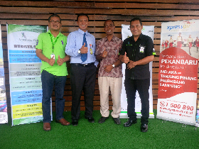 Rizon Jayadi, Area Manager 5 Express Air (2 kiri) foto bersama Pepen Pendi GM Gapura (kiri) dan Stanis T Tukan, Eksekutif Manager ‎Aerofood ACS. FOTO: Ist