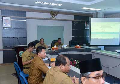 Asisten Perekonomian Pembangunan H Heri Indra Putra saat menggelar rapat, Senin (8/10/2018).