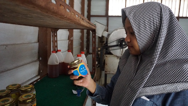  Seorang warga sedang memeriksa madu Foresbi yang akan dibelinya di Community Development (CD) PT Riau Andalan Pulp and Paper (RAPP).