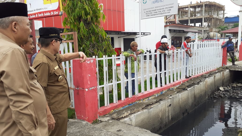 Walikota Dumai, H Zulkifli AS meninjau pekerjaan pembersihan drainase di Jalan Sultan Syarif Kasim Dumai.