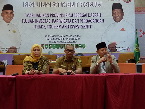 Ketua Umum Gabungan Industri Pariwisata Indonesia, ‎Didien Junaedy (kanan) saat memberikan keterangan terkait potensi pariwisata di Riau