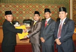  Bupati HM Harris menerima penyampaian hasil rekomendasi dewan terhadap LKPJ Kepala Daerah TA 2015 yang diserahkan langsung oleh Ketua DPRD Pelalawan Nasaruddin SH didampingi dua wakil DPRD Pelalawan.