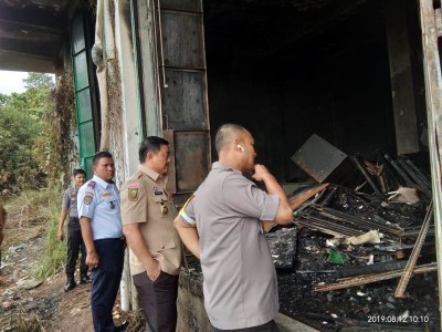 Wabup Halim bersama Kapolres AKBP M Mustofa turun meninjau gudang arsip yang terbakar.