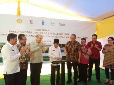 Penandatanganan prasasti tanda diresmikannya Pusat Unggulan Program lnisiatif Kelapa Sawit Berkelanjutan (Sustainable Palm Oil Initiative/SPOI) di Ukui, Pelalawan, Riau. 