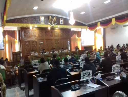   Ketua DPRD Kuansing Andi Putra,SH,MH pimpin rapat paripurna agenda jawaban pemerintah terhadap pandangan umum fraksi.