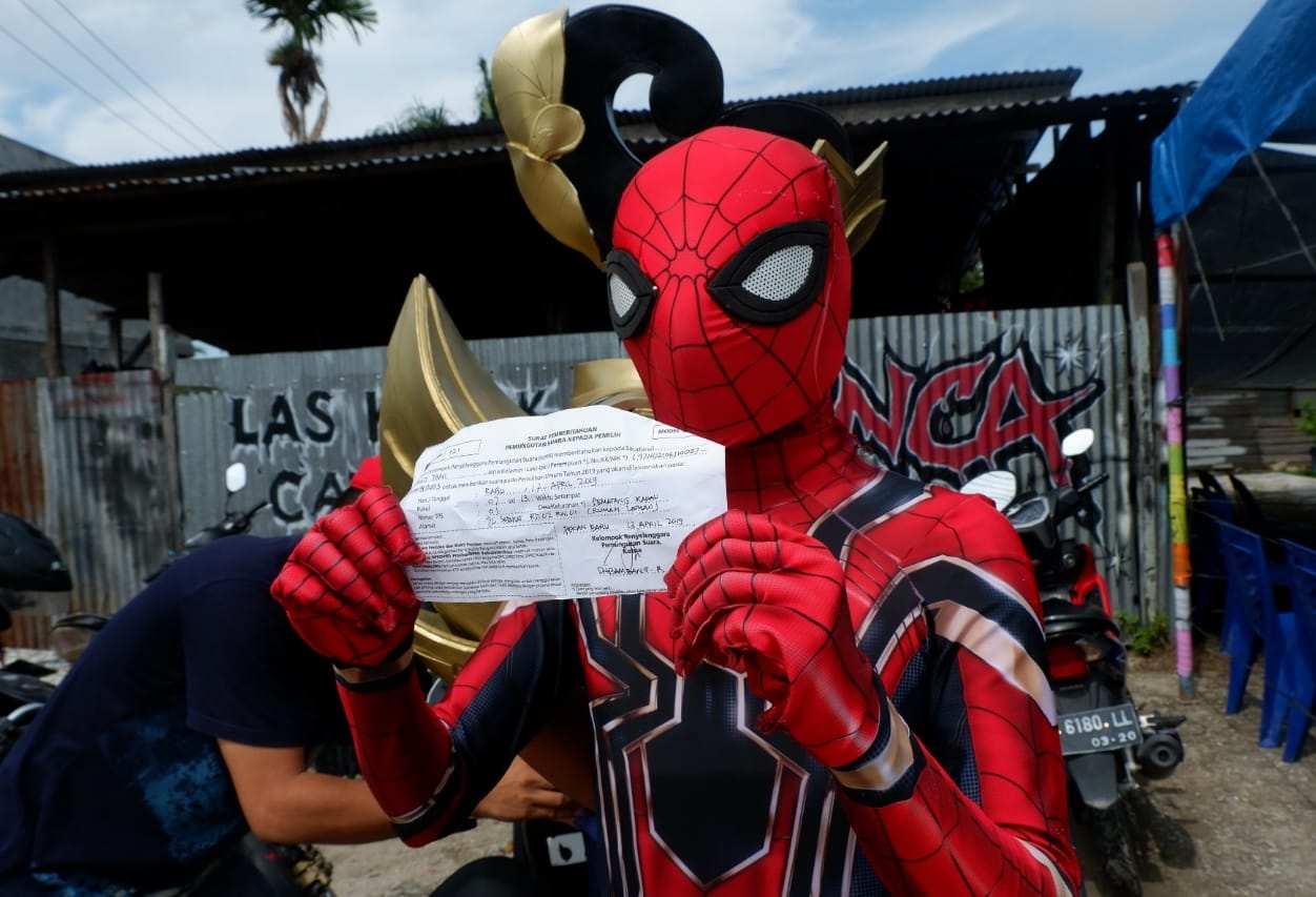 Super hero ikut berikan hak suara di Pemilu 2019 di Riau.