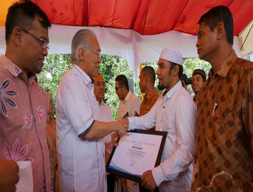   Menteri Perdagangan Enggartiasto Lukita memberikan penghargaan kepada mitra bina PT RAPP disaksikan Gubernur Riau dan Direktur PT RAPP, Rudi Fajar, di BPPUT Town Site 2 RAPP, Pelalawan, Minggu (18/6).