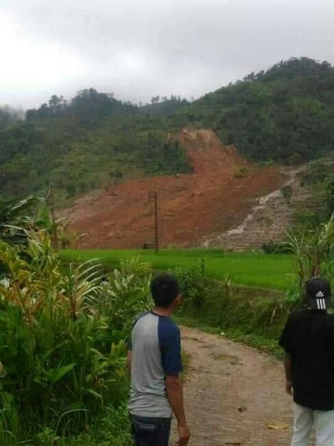 Longsor di Kampung Cimapag, Desa Sirnaresmi, Kecamatan Cisolok, Kabupaten Sukabumi, Jawa Barat. Foto : Detik