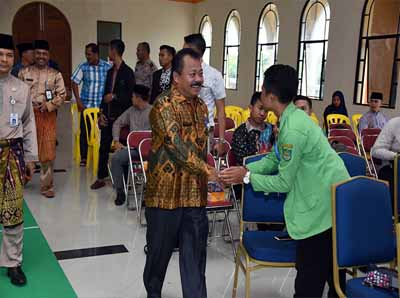 H Heri Indra Putra saat bersalaman dengan salah seorang peserta kegiatan Musda ke-V BEM se-Provinsi Riau