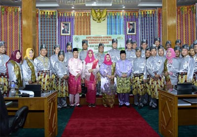 Bupati foto bersama dengan anggota DPRD Bengkalis usai sidang paripurna