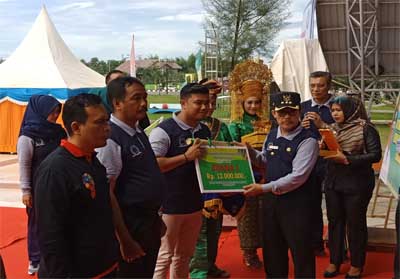 Walikota Dumai H Zulkifli AS menyerahkan piagam penghargaan kepada Lurah Jaya Mukti sebagai Juara I Lomba BBGRM 2018 tingkat Provinsi Riau.
