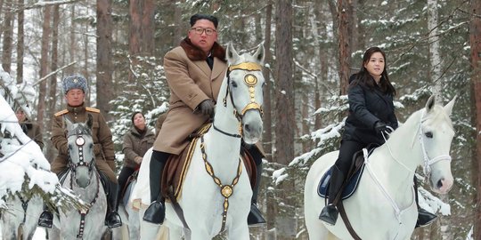 Kim Jong-un menunggangi kuda putih di Gunung Paektu.