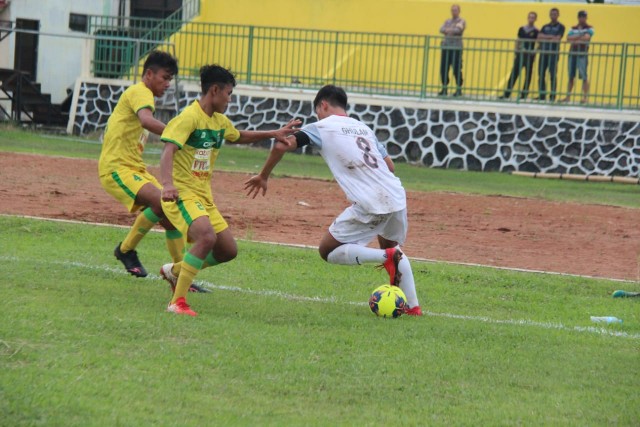 Pemain KS Tiga Naga membawa bola dalam pertandingan sebelumnya, Liga 3 Pra Nasional 2019.