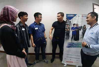 Group Head XL Axiata West Region, Francky Rinaldo Pakpahan dan Head of Sustainability and Communication  Service, Andy Satrio Yuddho, berbincang dengan peserta XLFL 8 di Medan.
