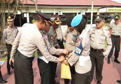 Tampak para pejabat Polres Inhu memberikan sumbangan peduli terhadap bencana Palu dan Danggola Sulawesi Tengah.