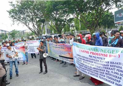 Puluhan massa dari Ganri unjuk rasa di depan Mapolda Riau.