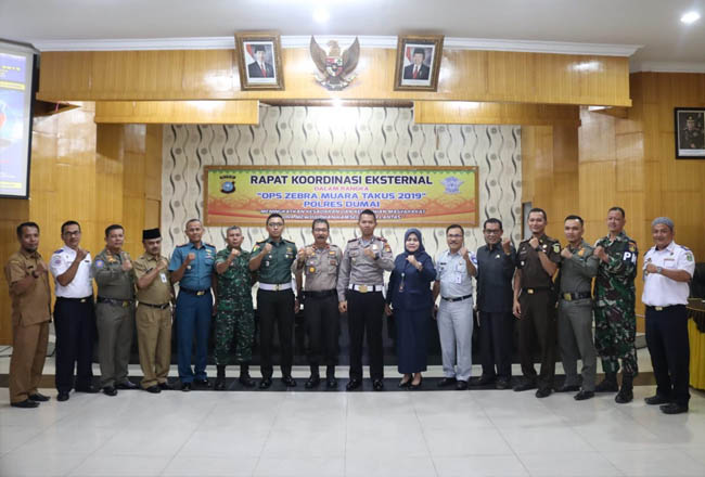  Foto bersama usai rapat koordinasi eksternal kesiapan Ops Zebra Muara Takus 2019 di gedung Citra Waspada Mapolres Jalan Jendral Sudirman Dumai.