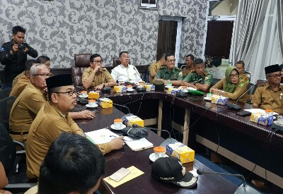 Rapat bersama sejumlah OPD di ruang rapat Melati, Kantor Bupati Meranti, Selasa (2/7/2019).