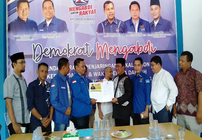 Gustian Riau, mengembalikan formulir pendaftaran untuk mengikuti penjaringan‎ sebagai kandidat di Pilkada 2020, ke Ketua panitia penjarinagan DPC Partai Demokrat Rohul, didampingi pengurus lainnya.