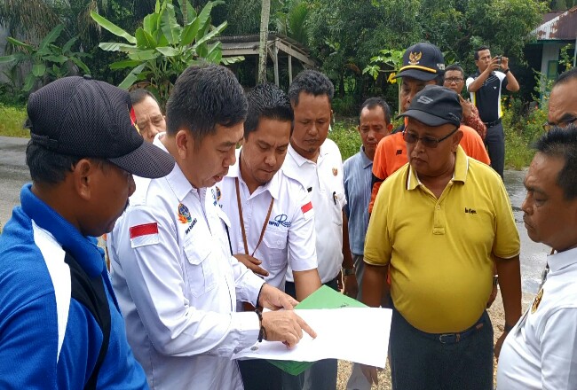 Kepala ATR BPN Rohul Tarbarita SSiT MH, ikut turun ke lapangan saat lakukan pengukuran lahan masyarakat.