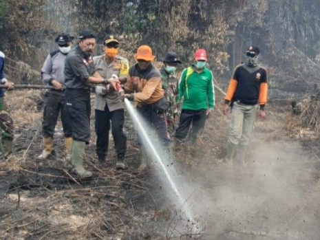 Wakapolda Riau bersama Kalaksa BPBD Riau saat memadamkan api