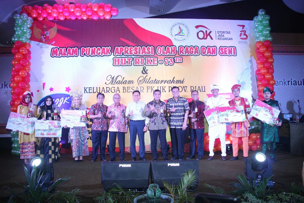 Kepala OJK Riau Yusri, Ketua Umum FKIJK Riau DR Irvandi Gustari yang juga Dirut Bank Riau usai penyerahan hadiah pemenang lomba. 