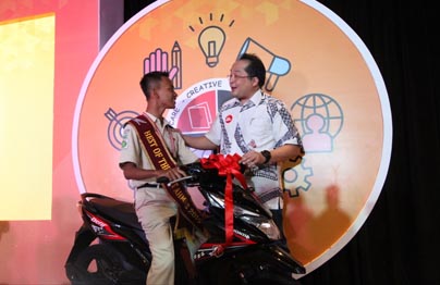 Best of The Best Student 2019, Rizal Alamsyah dari SMKN 1 Batealit, perwakilan main dealer Astra Motor Jawa Tengah menerima apresiasi dari PT Astra Honda Motor (AHM) berupa sepeda motor Honda BeAT eSP yang langsung diserahkan oleh Direktur HR, GA, IT, and SI AHM Markus Budiman.