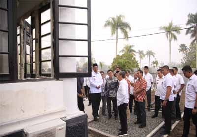 Gubernur Riau Syamsuar dan Bupati Siak Alfedri saat meninjau progres pemugaran Istana Peraduan. 
