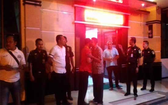 Sekretaris PDIP Riau Syafrudin Poti melepas keberangkatan Ketua DPC PDIP Kuansing Arlimus di kantor Kejari sebelum dibawa ke Rutan Teluk Kuantan.