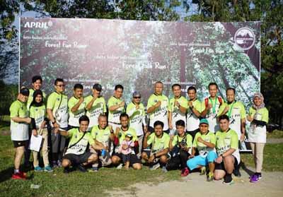 Para peserta berfoto bersama setelah finish lari marathon Forest Run yang diadakan Adventure Club Riau Andalan (ACRA) di kawasan Town Site 1, Riau Kompleks PT Riau Andalan Pulp and Paper (RAPP).  