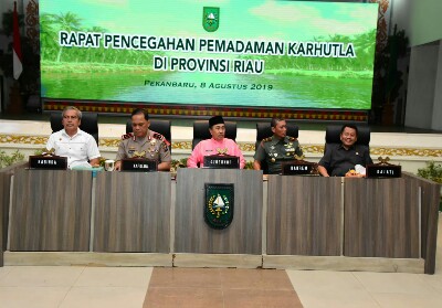 Gubernur Riau Syamsuar saat rapat Karhutla di Balai Serindit, Kamis (8/8/2019).