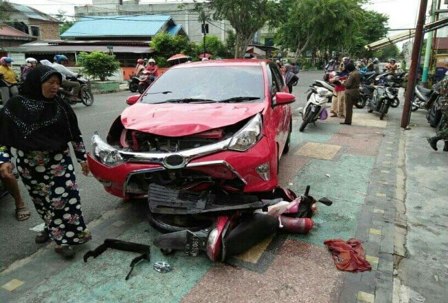 Kecelakaan mobil dan motor di perempatan Jalan Hangtuah-Kartini-Cemara, Kota Bengkalis. 