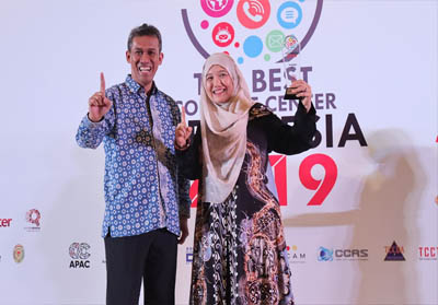   General Manager Honda Customer Care Center (HC3) AHM Istiyani Susriyati (kanan) menerima penghargaan sebagai salah satu Contact Center dengan performa terbaik dari ketua umum Indonesia Contact Center Association (ICCA) Andi Nugraha pada ajang The Best Contact Center Indonesia (TBCCI) 2019 di Hotel Shangri-La, Jakarta, Selasa (10/9/2019).