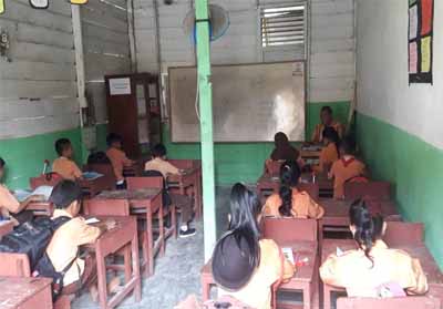  Siswa kelas 3 SDN 006 Pompa Air yang berada di Desa Kuala Semudam, Bandar Petalangan menjalani proses belajar-mengajar di gudang sekolah