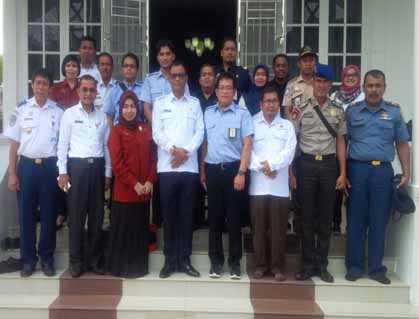 Bupati Suyatno berfoto bersama Kepala Balai Pengelolaan Sumberdaya Pesisir dan Laut (BPSPL) Padang, M Yusup usai melakukan pertemuan.