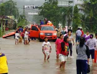  Jalan lintas Sumbar-Riau tepatnya di Pangkalan (Sumbar) akibat banjir meluap ke jalan. FOTO: Dani