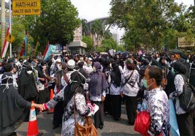  Ribuan guru sertifikasi di Kota Pekanbaru saat menggelar aksi demo beberapa waktu lalu.