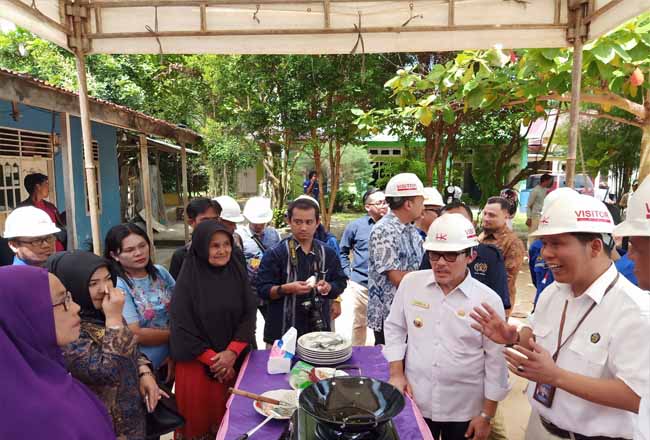 Walikota Dumai Drs H Zulkifli AS MSi menyaksikan demo penggunaan gas bumi untuk memasak dikediaman Nurhayati Jalan Almubin RT 16 Kekurahan teluk Binjai.