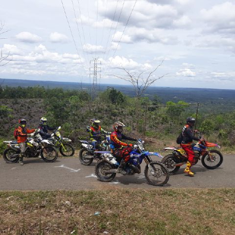 Sejumlah Rider lewati keingahan pemandangan Guruh Gemurai.