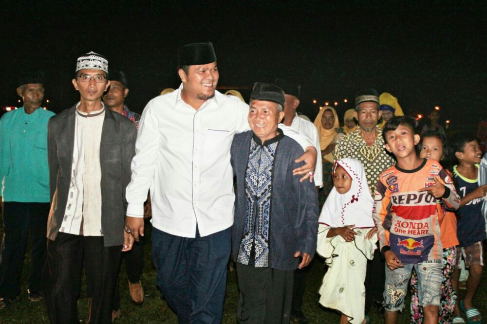 Ketua DPRD Kuansing Andi Putra rangkul tokoh masyarakat Cerenti saat menghadiri acara Tahun Baru Islam di Desa Kampung Baru Timur Cerenti.