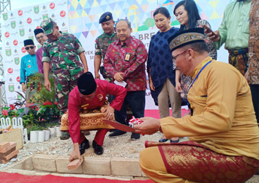  Walikota Dumai Drs H Zulkifli AS MSi meletakan batu pertama pembangunan Proyek SPAM Kota Dumai di Bukit Timah, Sabtu akhir pekan kemarin. 