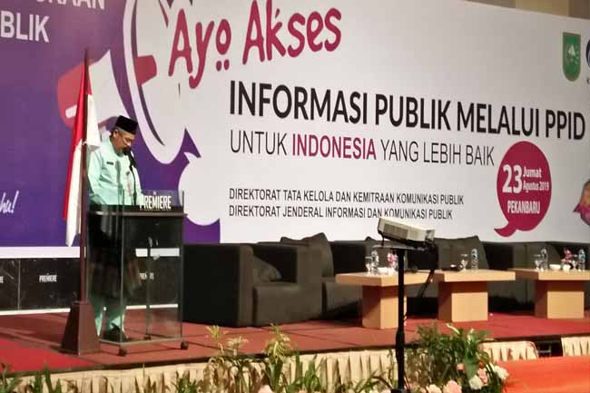 Kepala Dinas Kominfotik Riau Yogi Getri beri sambutan dalam Forum Keterbukaan Informasi Publik