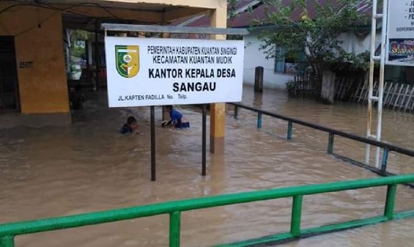 Kantor Kades Sangau terendam banjir luapan air Sungai Kuantan.