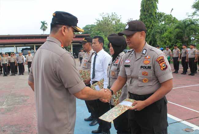   Kapolres Inhu AKBP Efrizal SIk saat memberikan penghargaan kepada keempat personel yang berperan aktif terhadap masyarakat. 