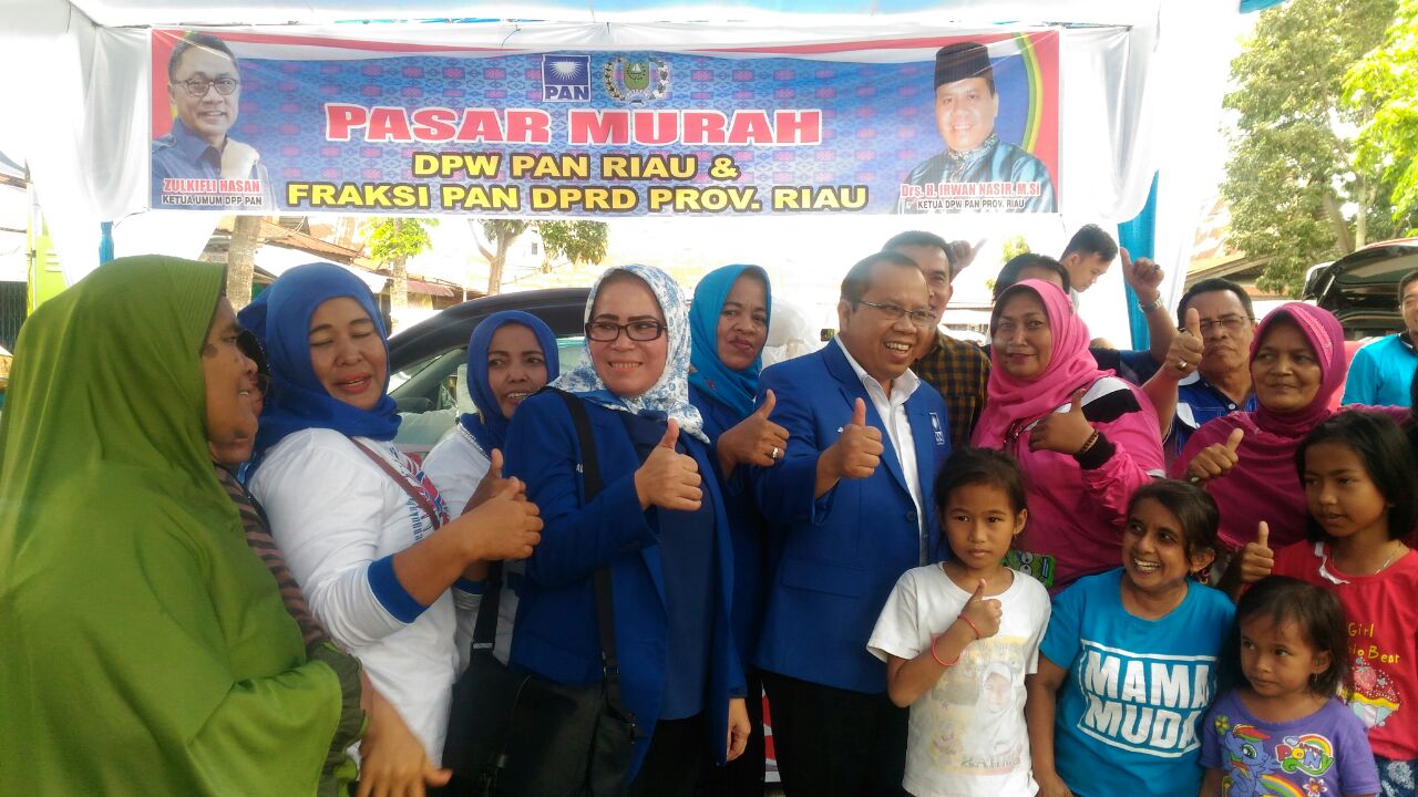 Ketua DPw PAN Riau, Irwan Nasir bersama pengurus saat menghadiri bakti sosial di Panam, Pekanbaru