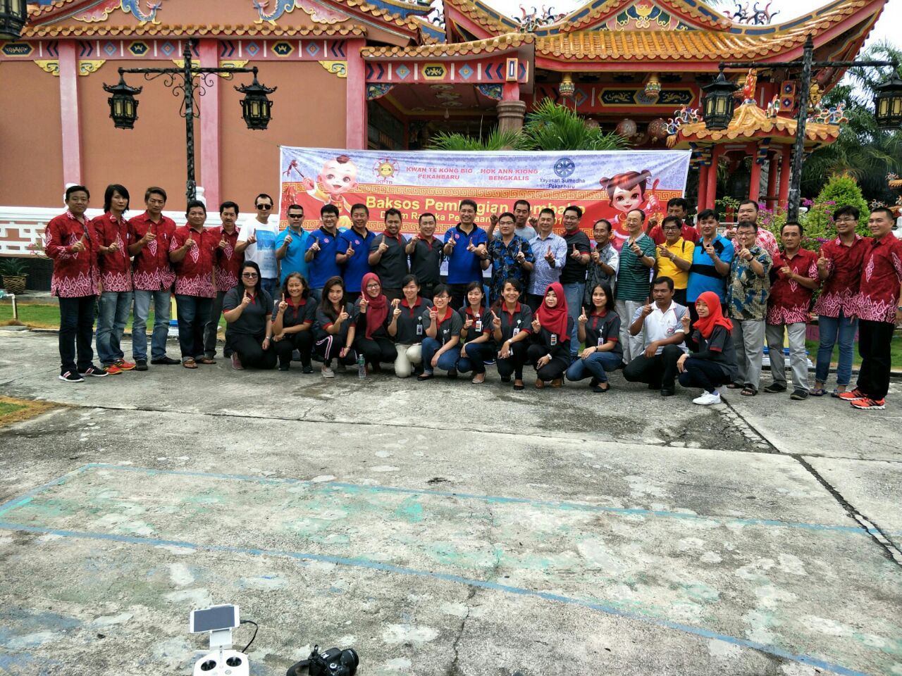 IKPTB Pekanbaru melaksanakan pembagian sembako di kelenteng Hock Hian Kiong